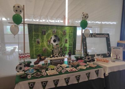 mesa dulce con temática de fútbol con un campo de fútbol y balón