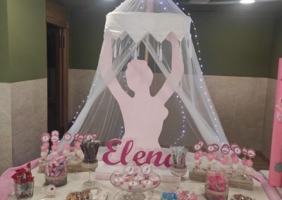 mesa dulce para una niña en tonos rosas y con dibujos de bailarinas