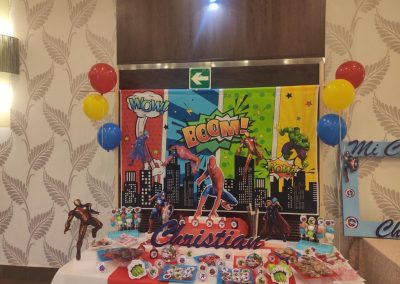 mesa dulce en tonos vivos tematizada de super héroes de marvel