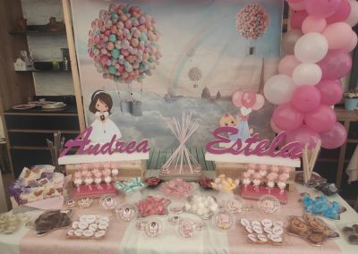 mesa dulce en tonos rosas con globos de colores