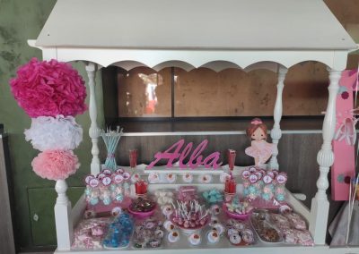 mesa dulce en tonos blancos y rosas con princesa