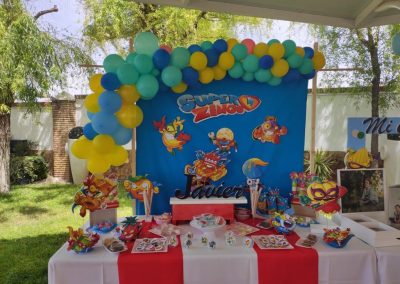 mesa dulce al aire libre con personajes de animación