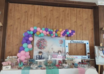mesa dulce colorida con globos de colores vivos