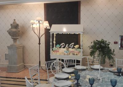 mesa dulce para evento decorada en tonos claros