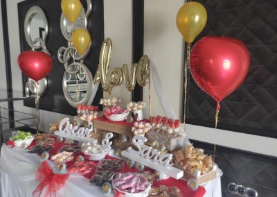 mesa dulce de boda con globos de colores