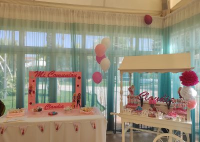 mesa dulce decorada para niños pequeños en tonos rosas, blancos y azules