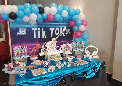 mesa dulce inspirada en TikTok en tonos azules